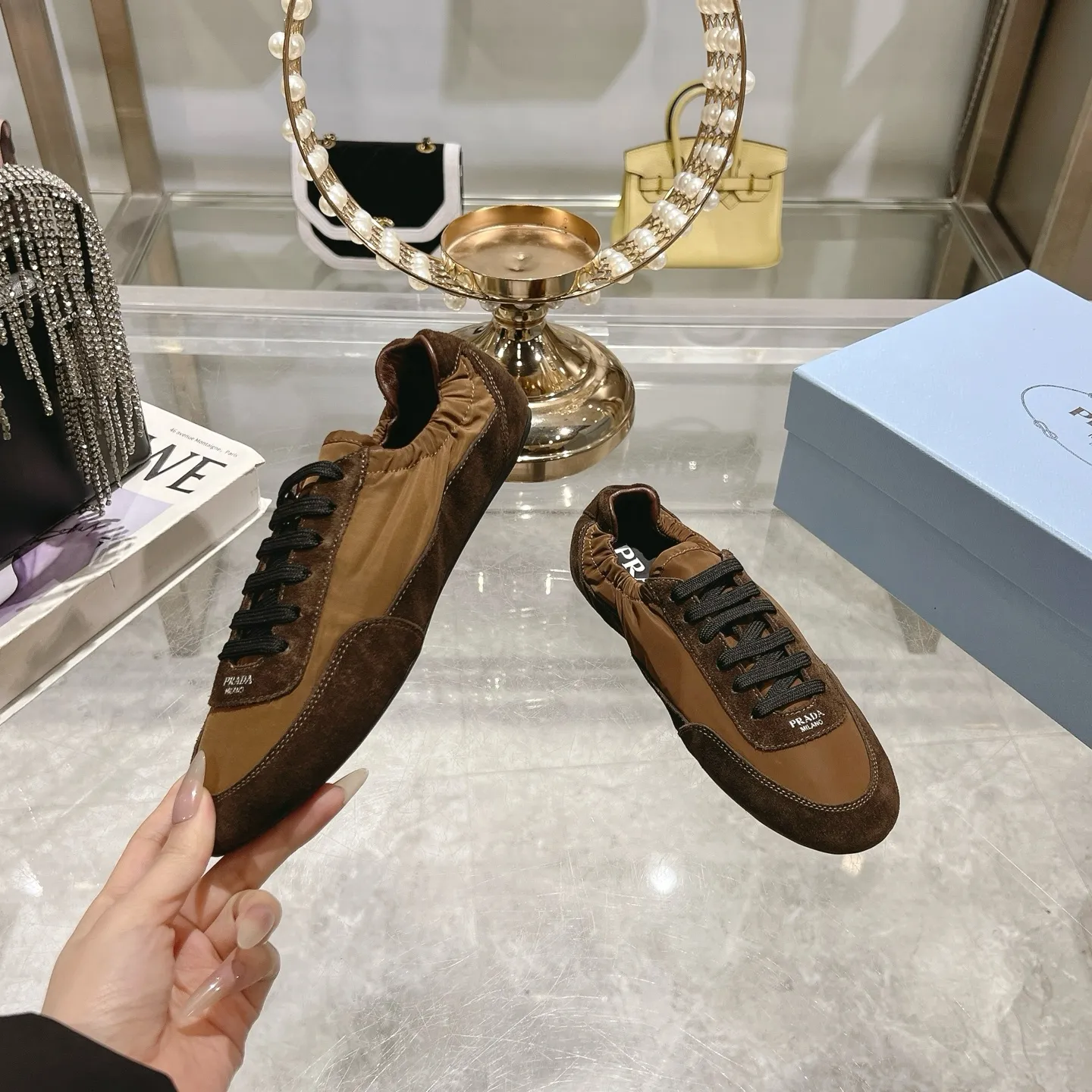 👟👟Ex-factory price 520👟👟Men's size +10 Couple style🎆Prada's new moral training shoes. The upper is suede with texture, and the inner sheepskin is wrapped. It is soft and waxy🎆The insole is thickened with lambskin. It is extremely comfortable to step on, has a sense of support, and feels well wrapped. The shoe shape is full of wrapping, light and easy to wear. A practical casual shoe that makes your legs appear taller! White is clean and refreshing, needed all year round, and can be easily worn with skirts and pants. Upper: imported suede/original molded fabric. Lining: sheepskin. Outsole: rubber outsole! Code number: 35-41 Color: burgundy blue brown green dark green yellow black red gray 9 colors available